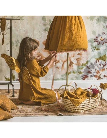 Petite fille jouant avec un couffin pour poupée